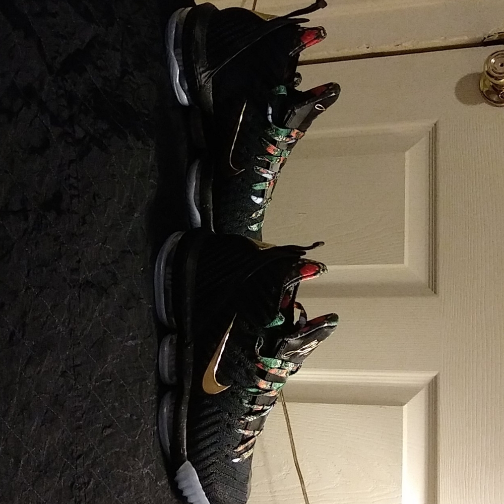 LeBron XVI KC 'Watch the Throne' sneakers